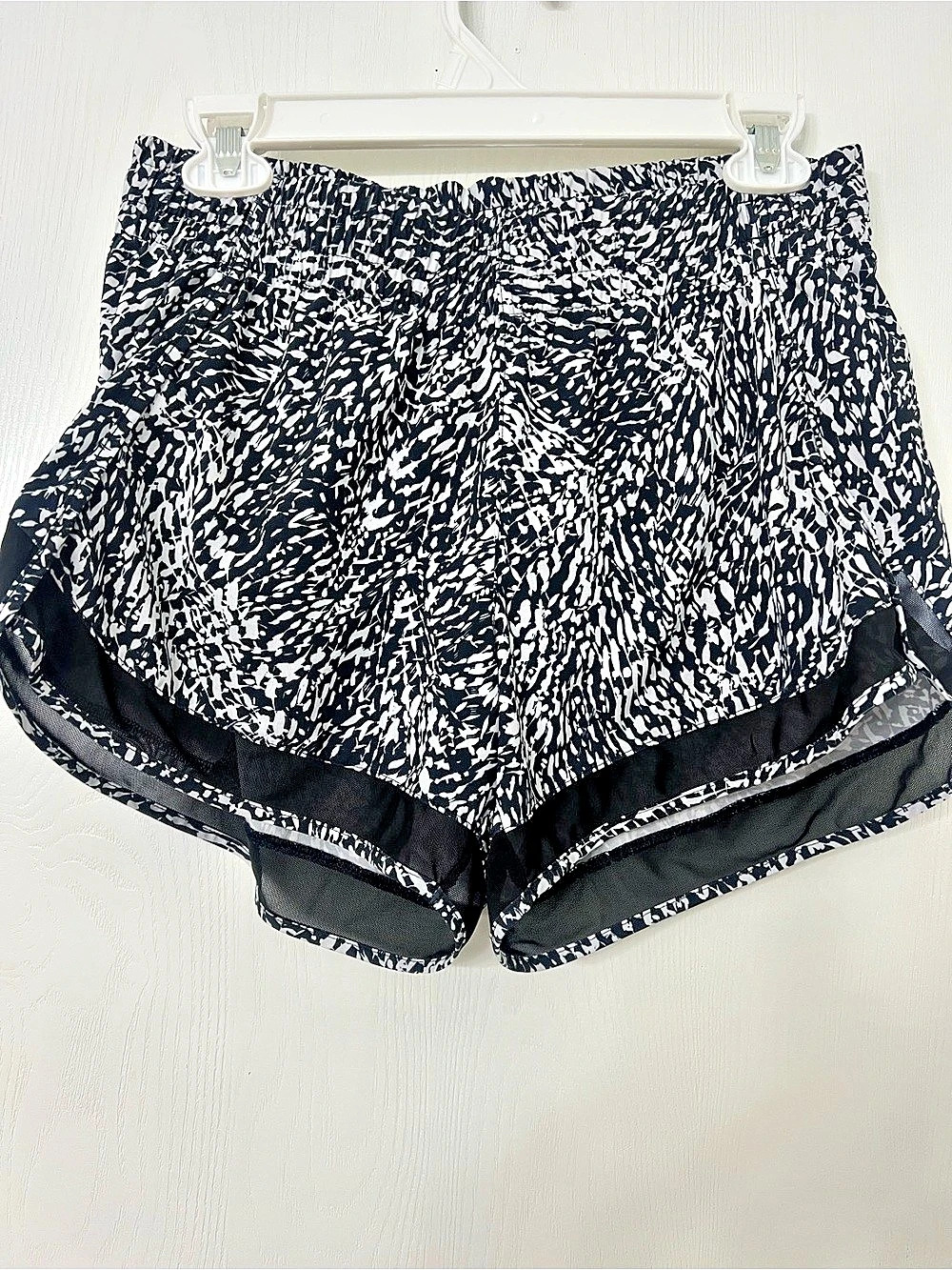 Athleta Printed Mesh Racer Run Short 4" Black & White Size Small